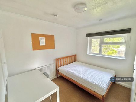 6 bedroom semi-detached house to rent - Photo 2