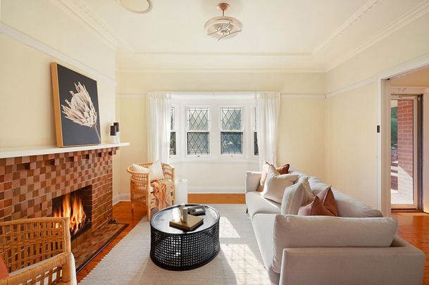 Modern comfort with period features in a sought after Hamilton South location - Photo 1