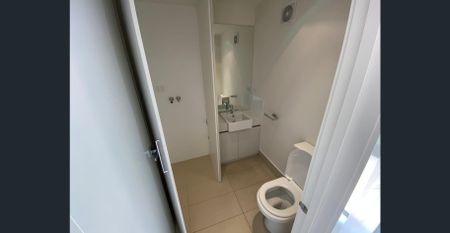 Spacious & low maintenance tri-level townhouse - Photo 5