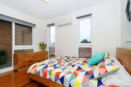 “Double story neat townhouse!” - Photo 2