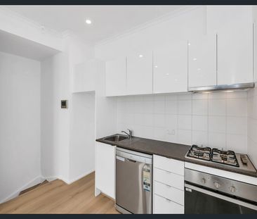 Unfurnished 2 Bedroom 1.5 Bathroom Townhouse in City for Rent !!! - Photo 3