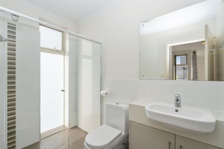 Fully Furnished, 2 Bedroom Townhouse. - Photo 5