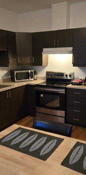 2 bedrooms with hard wood floors - Photo 1