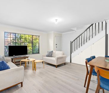 Stylish Townhouse In Prime Location - Photo 2