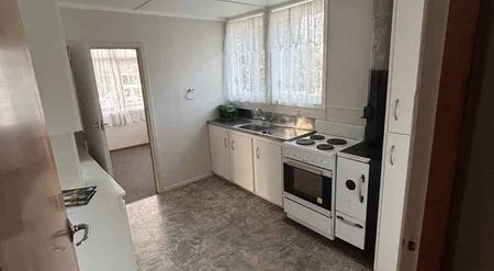 Spacious & Central Family Home - Photo 3