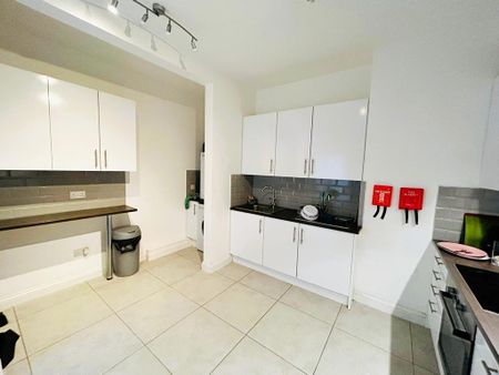 1 bedroom in a house share to rent - Photo 3
