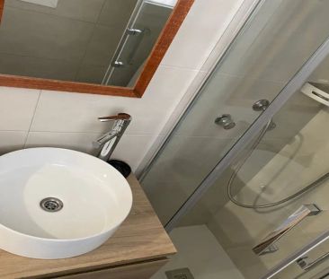 Room in a shared 3-bedroom apartment for rent in Embajadores - Photo 6