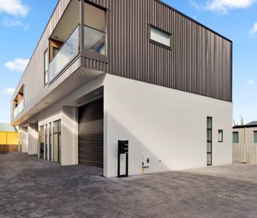 Huge garage/workshop and beautiful home!! - Photo 4