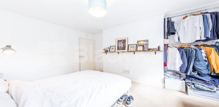 Split level spacious two bed with period features mins to broadway - Photo 4