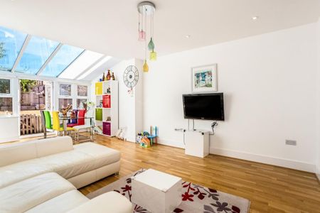 3 bedroom end of terrace house to rent - Photo 3