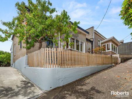 RECENTLY RENOVATED HOME CLOSE TO THE HOSPITAL & CBD - Photo 3