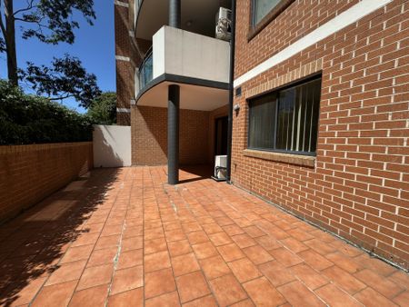 GROUND FLOOR UNIT! 2 minute walk to Shops & Station - Photo 5