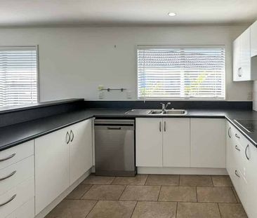 Natural Lighting, Three Bedroom Home On Beautiful Grounds! - Photo 4