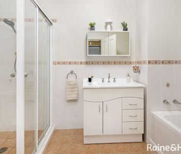 3 Bedroom Townhouse in Prime Location! - Photo 4