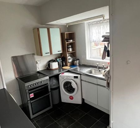 Room in a Shared House, Grove Park Avenue, BS4 - Photo 3