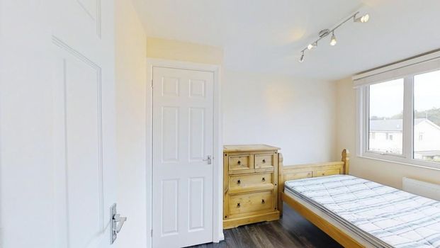 4 bedroom semi-detached house to rent - Photo 1