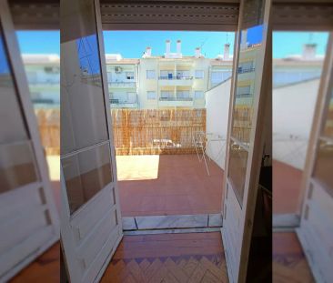 Simple room for rent in 3-bedroom apartment in Benfica - Photo 2
