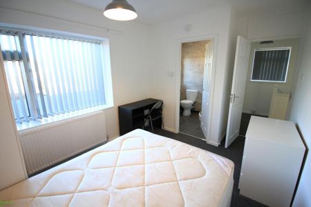 4 bedroom semi-detached house to rent - Photo 5