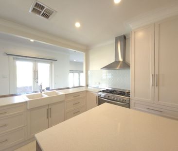 Modernised 3-Bedroom Home: Ample Workshop Garage, Chef’s Kitchen, a... - Photo 4