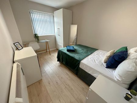 4 bedroom flat to rent - Photo 2