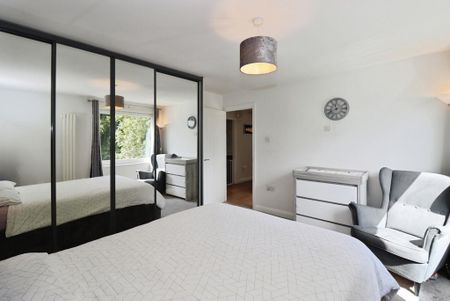 3 bedroom flat to rent - Photo 4