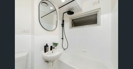 Stylish coastal haven in prime location - Photo 5