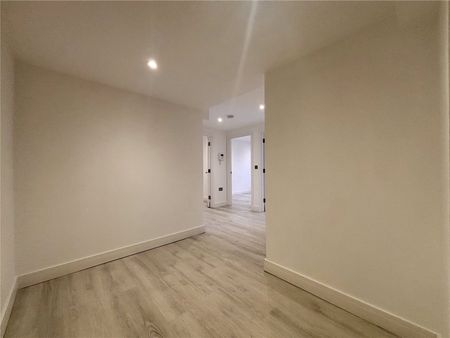 Farnborough Road, Farnborough, Hampshire, GU14 - Photo 2