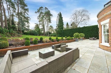 A stunning family home finished to an exceptional standard throughout. SHORT LET ONLY. - Photo 2