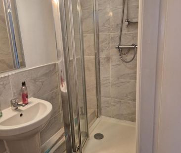 3 bedroom flat to rent - Photo 4