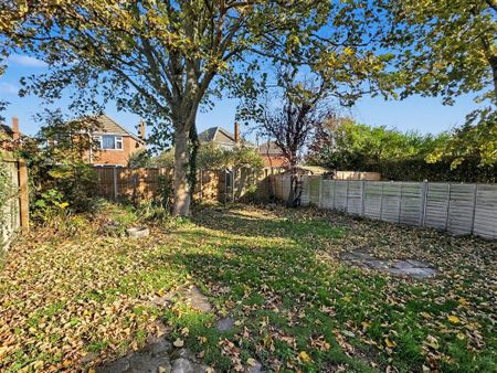 4 bedroom semi-detached house to rent - Photo 3