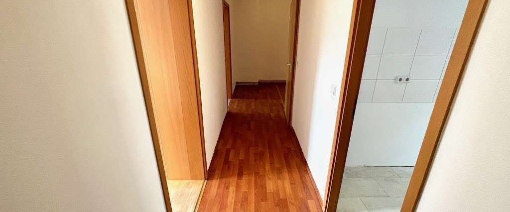 Platz f&uuml;r Dein Leben - 3-Zimmer Wohnung auf 72 m&sup2; mit Laminatfu&szlig;boden zum 16.03.25! - Photo 1