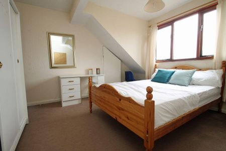 4 bedroom semi-detached house to rent - Photo 4