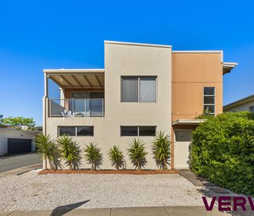 STYLISH SPLIT-LEVEL VILLA - Photo 5