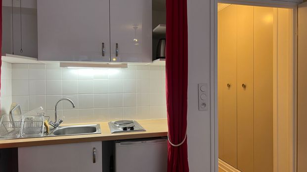 Appartement a louer Paris - Loyer €732/mois charges comprises ** - Photo 1