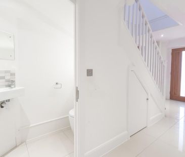 Picardy Close, Dobbs Weir, Hoddesdon - Photo 1