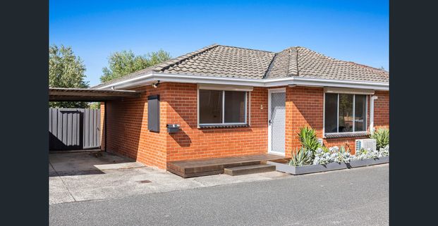 MODERN GROUND-FLOOR LIVING! - Photo 1