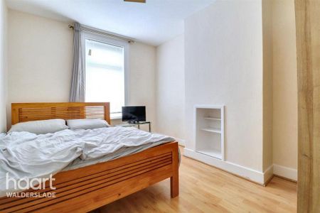 1 bedroom in a house share to rent - Photo 2