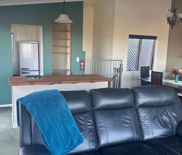 Stylish 1BR Penthouse Apt with Sea Views! - Photo 5