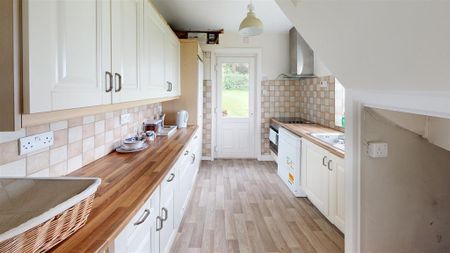 2 bedroom semi-detached house to rent - Photo 5