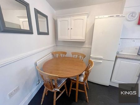 4 bedroom end of terrace house to rent - Photo 3