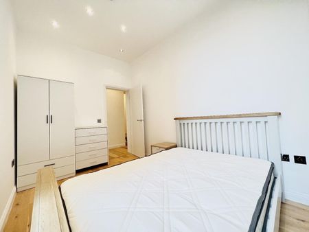 2 Bed Flat, St John's Hill, SW11 - Photo 5