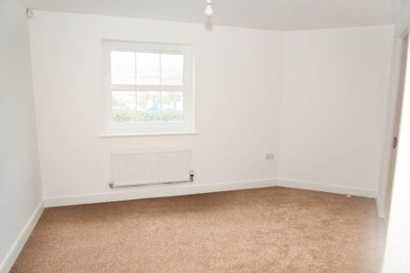 Fixed Price £1,500 pcm - Available Now - Unfurnished - Photo 3