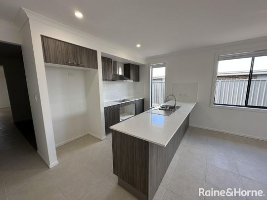 Brand New 4-Bedroom, 2-Living Family Home in Munno Para Downs - Photo 1