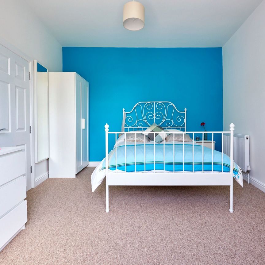 Large double bedroom- Overlooking Netham Park - Photo 1