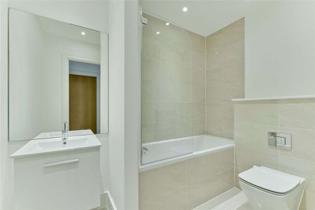 Executive apartment within a landmark development, comprising; 2 bedrooms, 1 bathroom, impressive kitchen/reception room - Photo 5