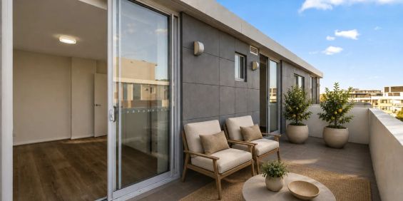 Contemporary dual level penthouse - Photo 3