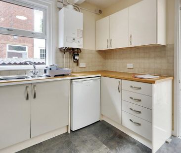 5 bedroom end of terrace house to rent - Photo 3