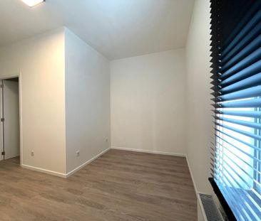 Gerenoveerde rijwoning met drie slaapkamers - Photo 1