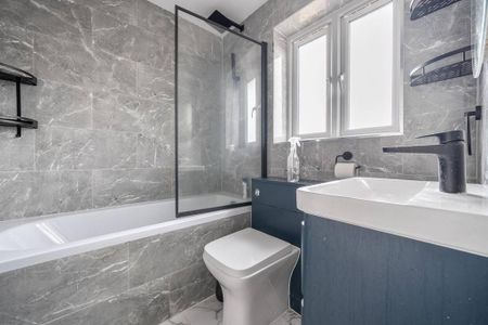 3 bedroom detached house to rent - Photo 2