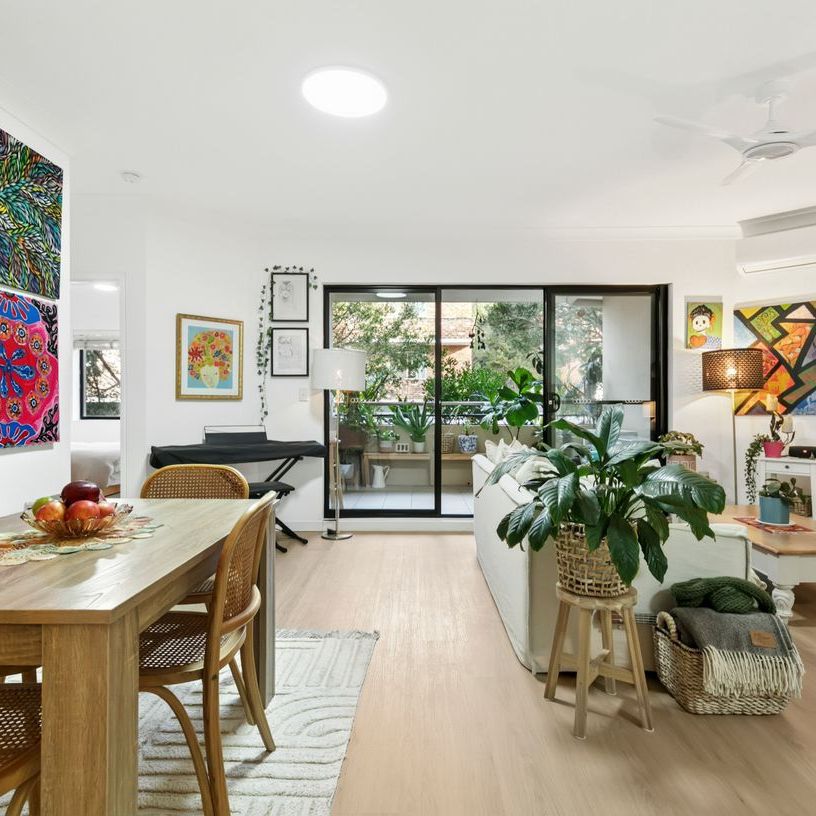 FULLY RENOVATED APARTMENT WITH LIFT ACCESS AND COASTAL EASE - Photo 1